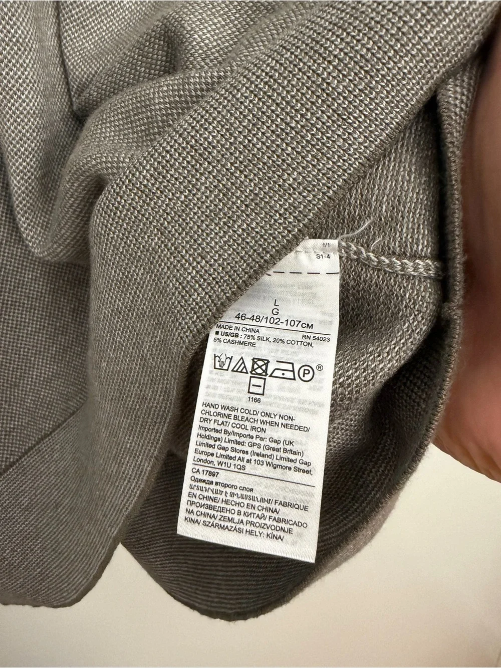 Banana Republic Luxury Light Gray V-Neck Sweater - Slight Snag - Men’s Size Larg